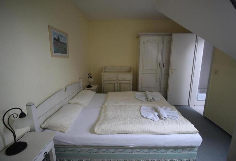 Отель Landhaus Alt Reddevitz