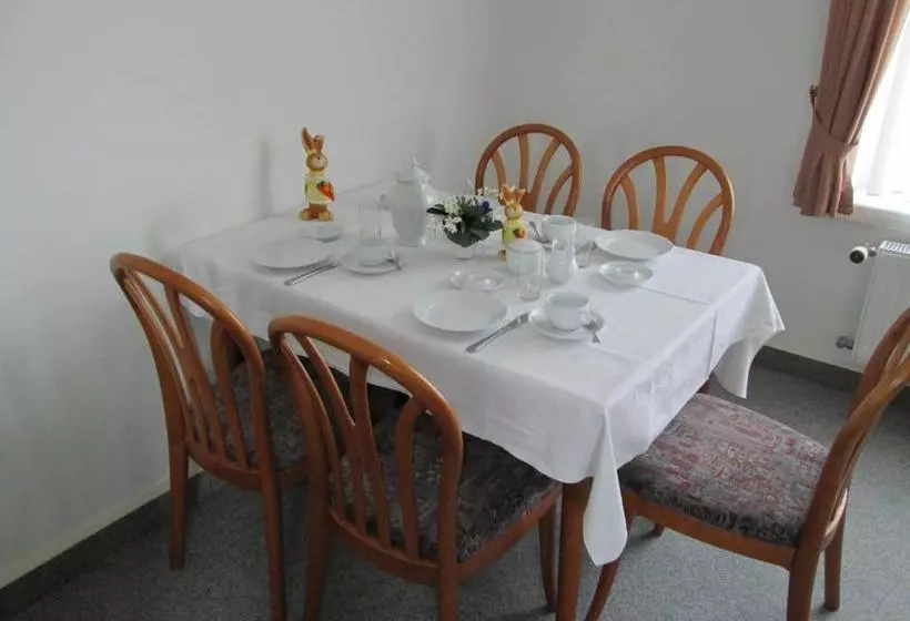 Hotelli Pension Zur Inselbrücke