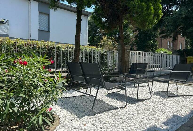 تختخواب و صبحانه Sm Hospitality Laghi