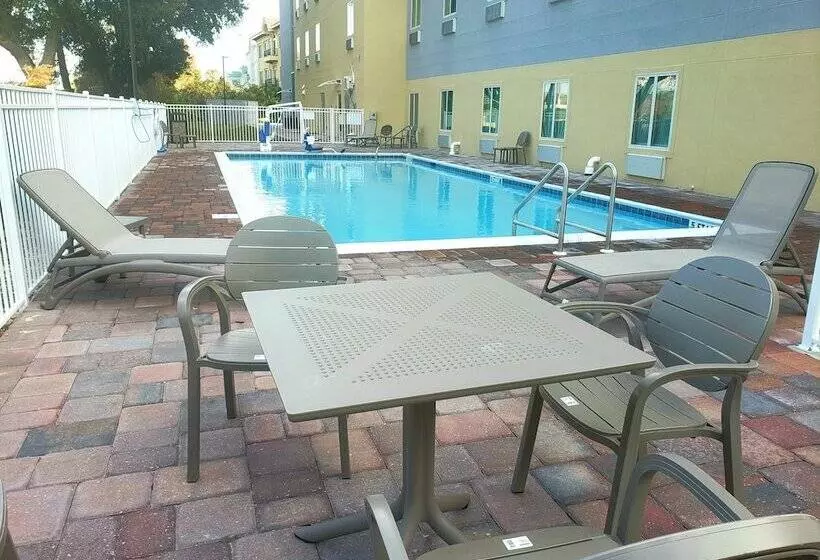 Hotelli Comfort Inn & Suites Destin Near Henderson Beach