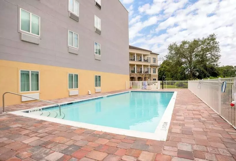 Hotelli Comfort Inn & Suites Destin Near Henderson Beach