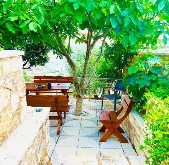 هاستل Mistral Inn