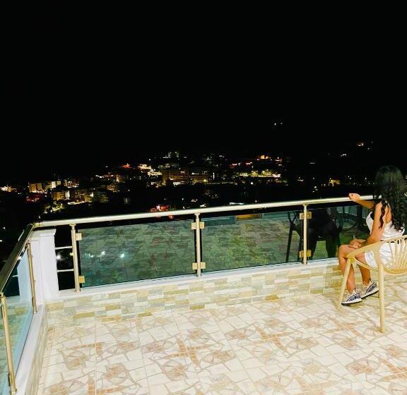 هاستل Mistral Inn