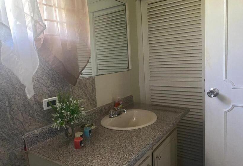 پانسیون Lachemar Guest House