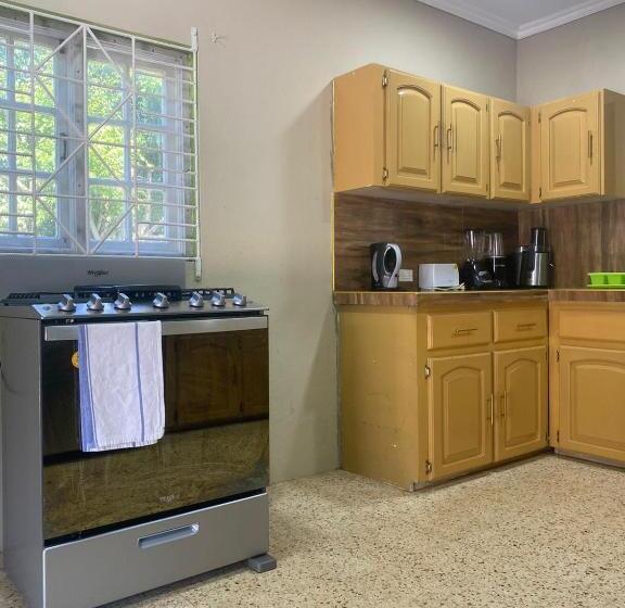 پانسیون Lachemar Guest House