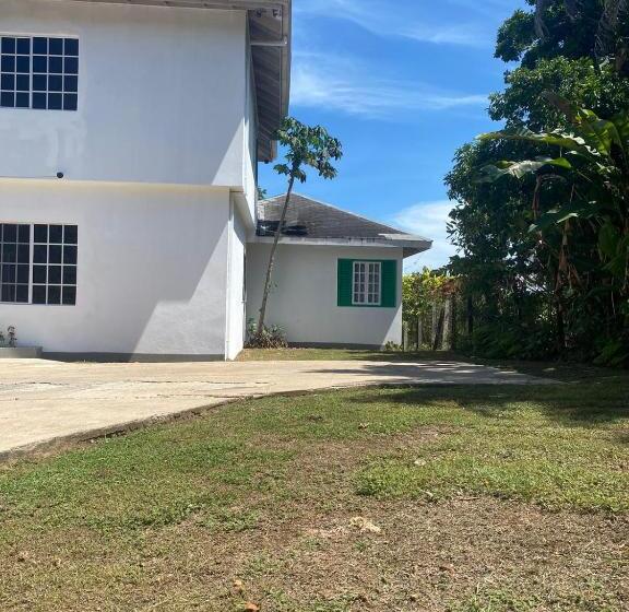 پانسیون Lachemar Guest House