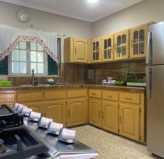 پانسیون Lachemar Guest House