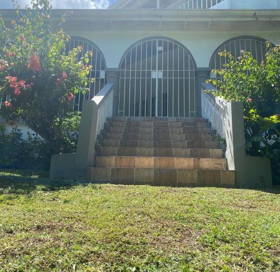 پانسیون Lachemar Guest House