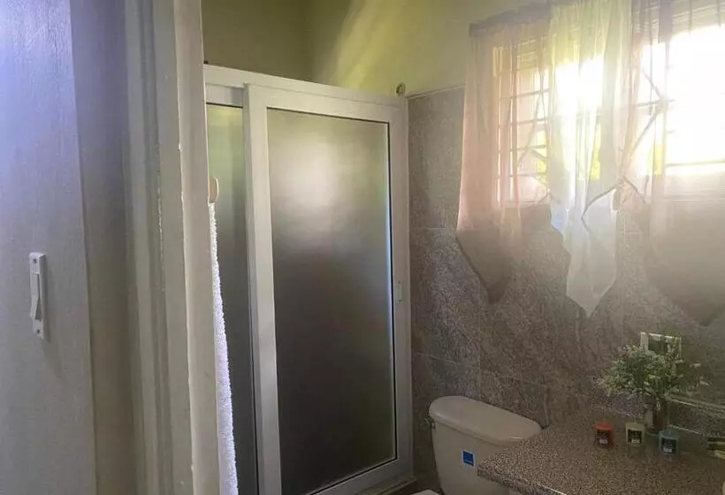 پانسیون Lachemar Guest House