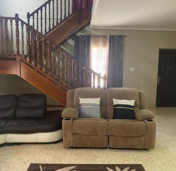 پانسیون Lachemar Guest House