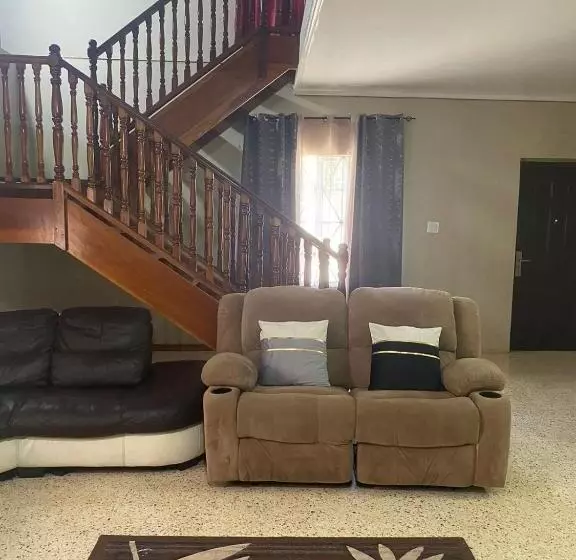 پانسیون Lachemar Guest House