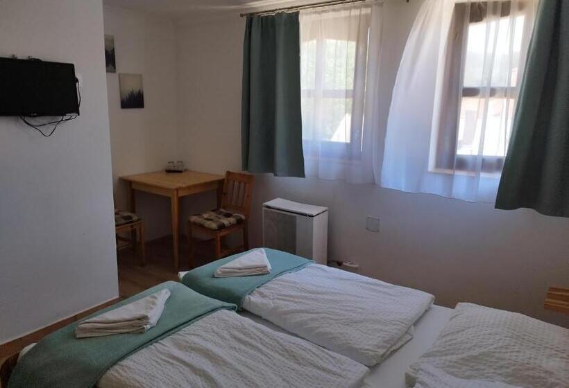 مبيت وإفطار Privát Fogadó és étterem