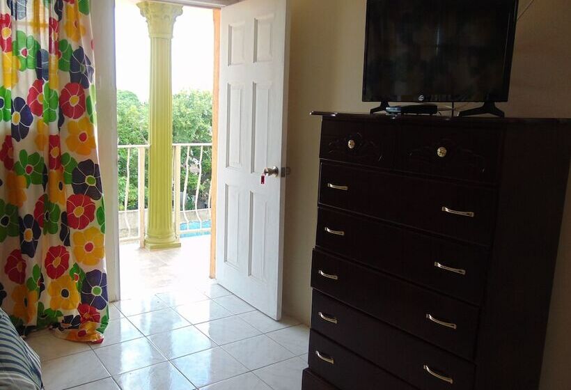 هتل Tropical Manor Inn