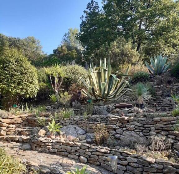 مبيت وإفطار Les Esquirous