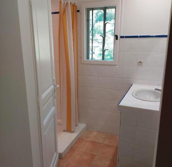 مبيت وإفطار Les Esquirous