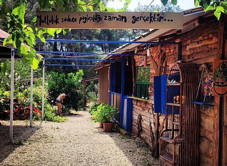 تختخواب و صبحانه Yolda Bungalow Cafe