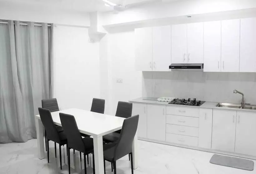 پانسیون Equator Retreat