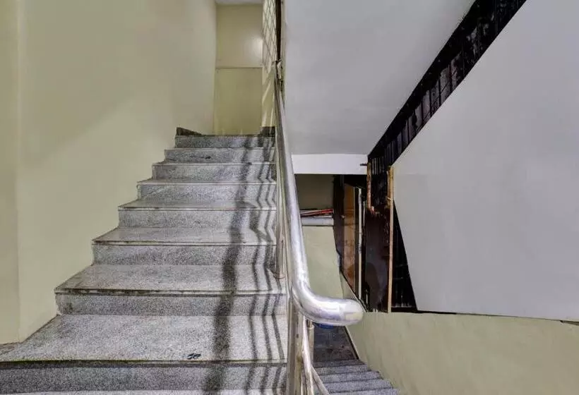 Hotelli Oyo Flagship 81255 Anu Residency