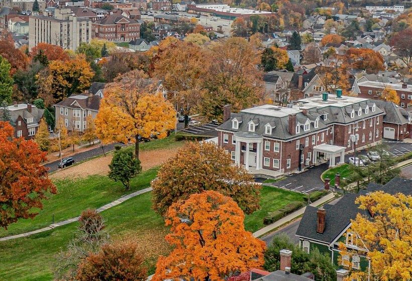 Отель The Grandeur Estate