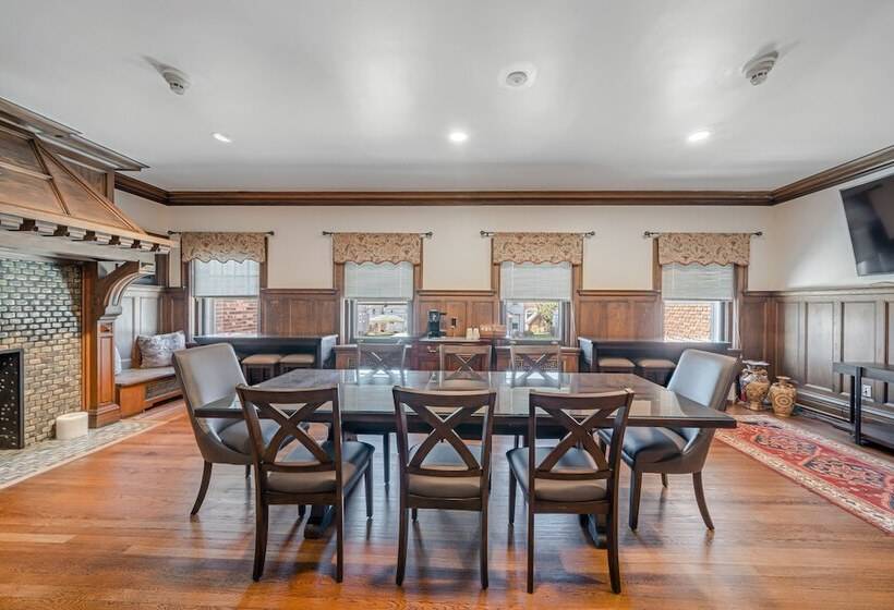 Отель The Grandeur Estate