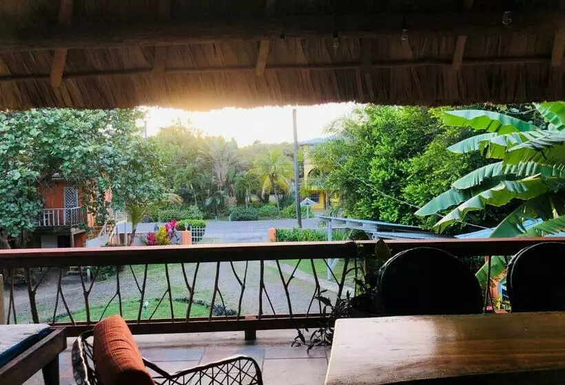 Retkeilymaja Coral Cove Inn