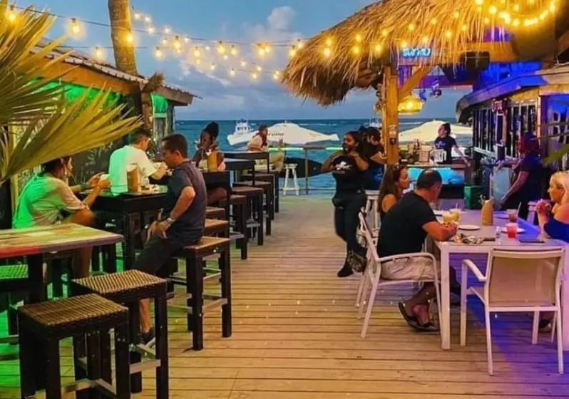 هتل Vacation Studios With Rooftop Pool, Beach Club, Restaurants   Playa Los Corales