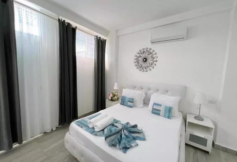 هتل Vacation Studios With Rooftop Pool, Beach Club, Restaurants   Playa Los Corales