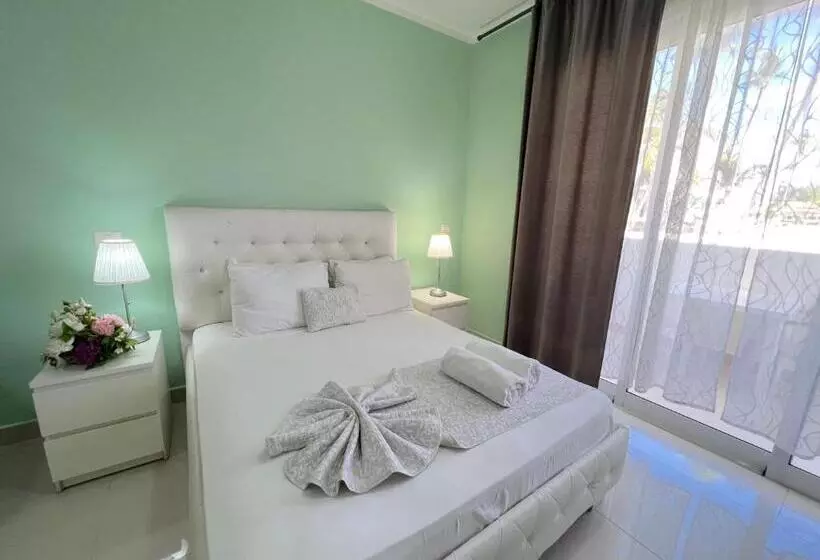 هتل Vacation Studios With Rooftop Pool, Beach Club, Restaurants   Playa Los Corales