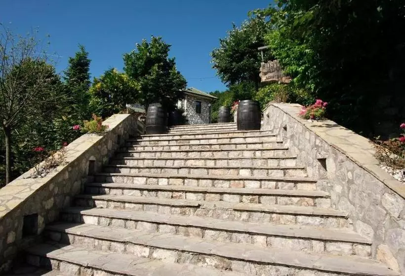 Majatalo Bujtina Adora