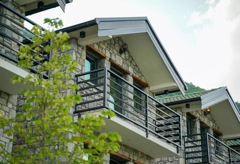 Majatalo Bujtina Adora