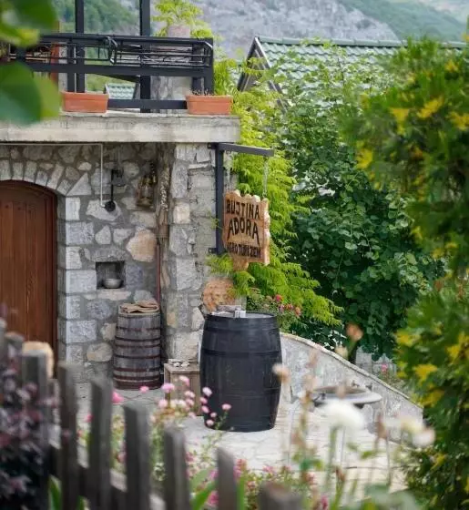 Majatalo Bujtina Adora