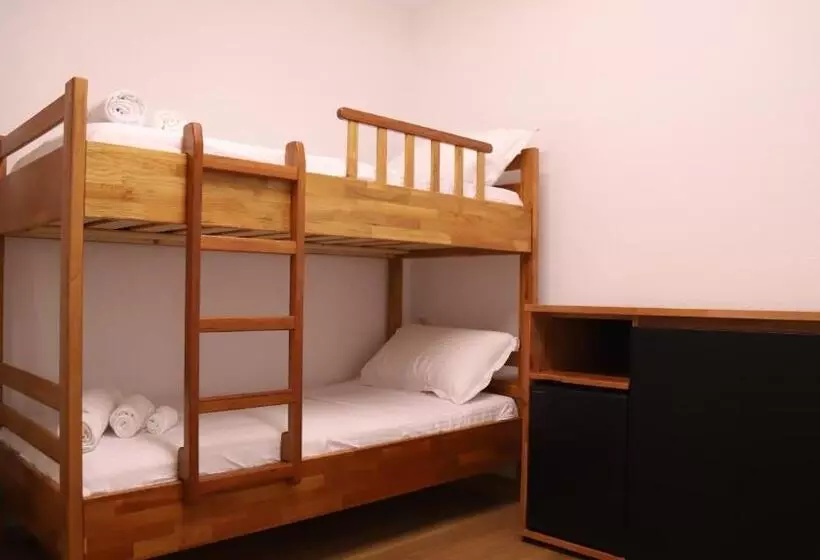 Majatalo Bujtina Adora