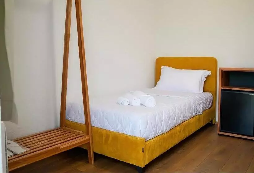 Majatalo Bujtina Adora