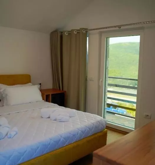 Majatalo Bujtina Adora