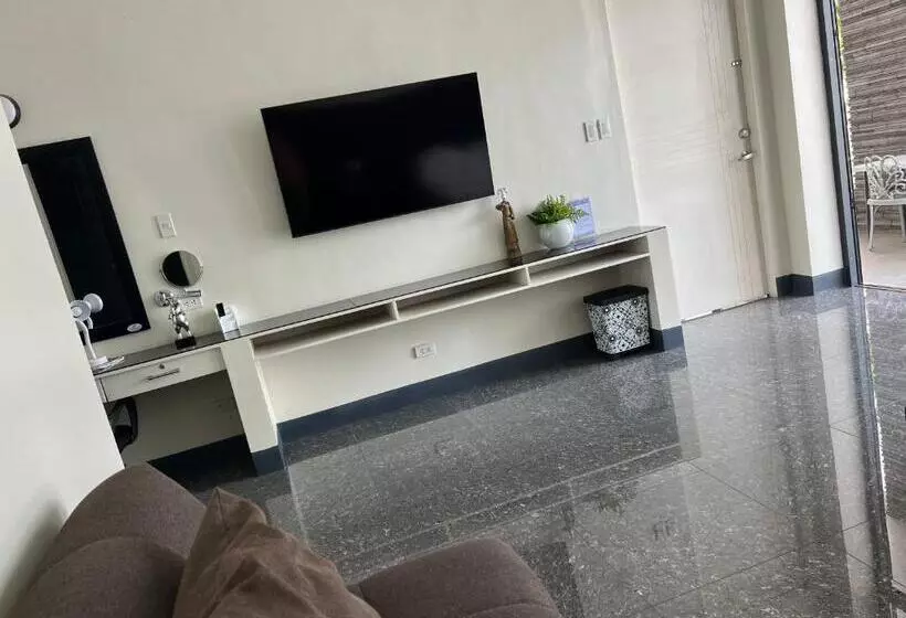 リゾートホテル Dampa Poolside Events & Accommodation