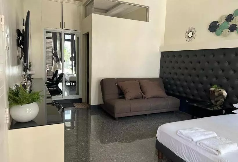 リゾートホテル Dampa Poolside Events & Accommodation