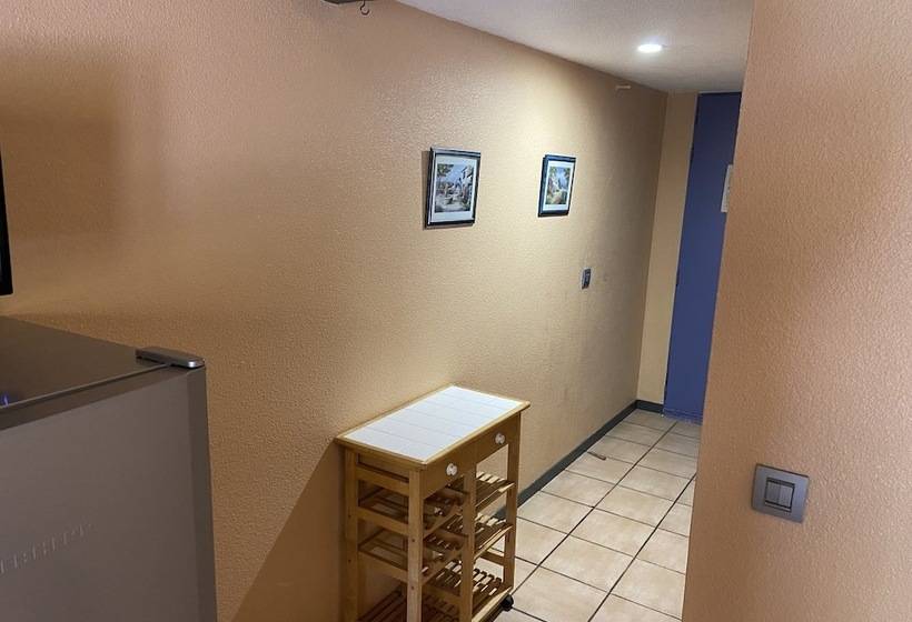 Отель Domaine De La Bégude