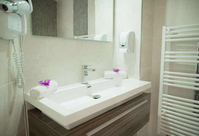 Отель Holidays & Work