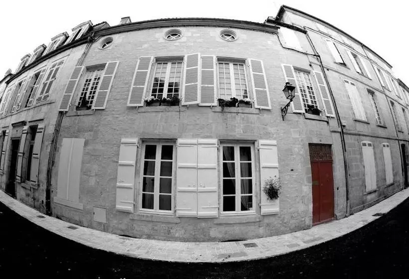 ホテル La Porte Rouge  The Red Door Inn