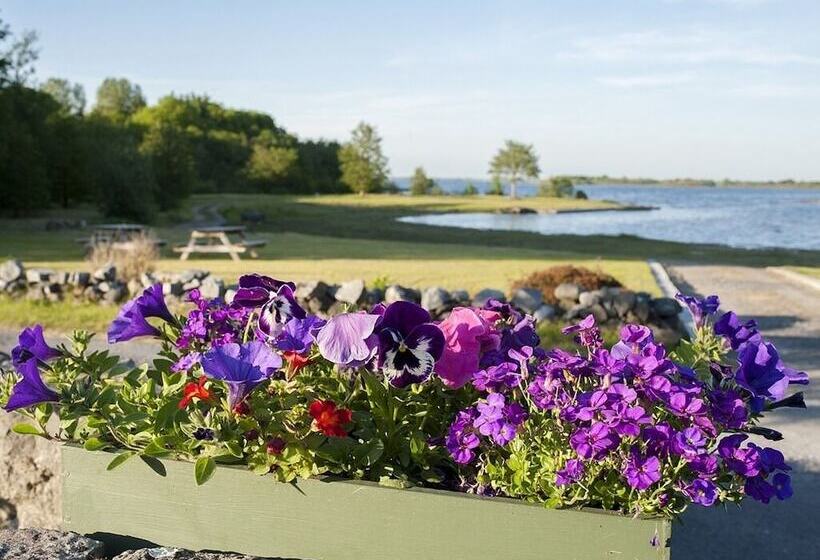 هتل The Waterfront House Country Home