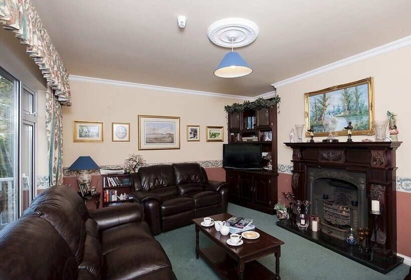 هتل The Waterfront House Country Home