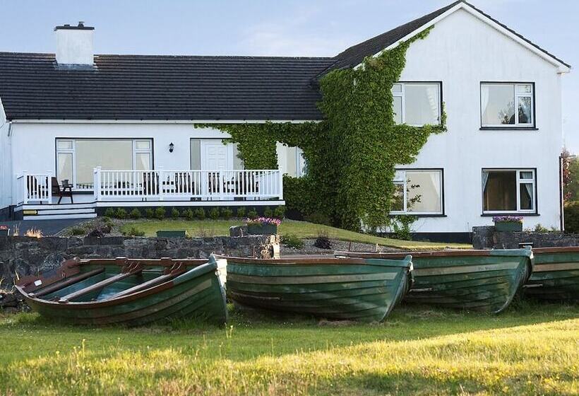 هتل The Waterfront House Country Home