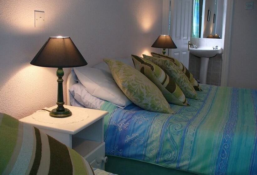 هتل The Waterfront House Country Home