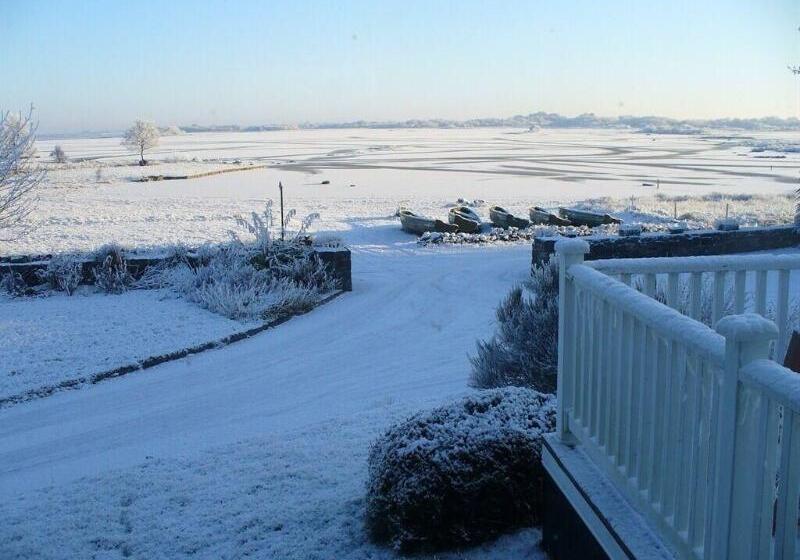 هتل The Waterfront House Country Home