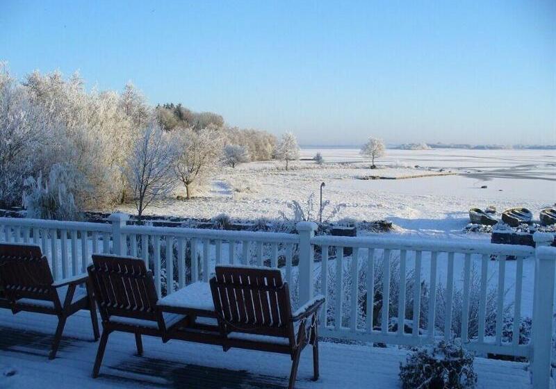 هتل The Waterfront House Country Home