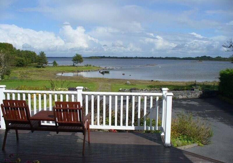 هتل The Waterfront House Country Home