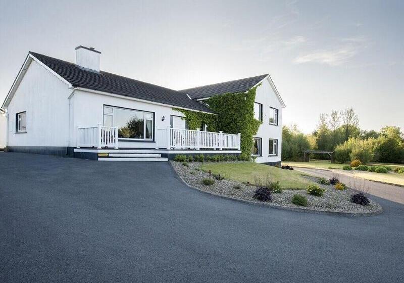 هتل The Waterfront House Country Home