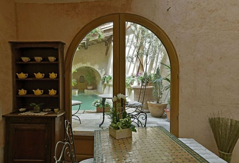 هتل Un Mas En Ville