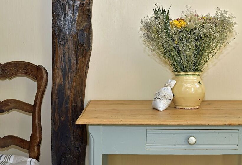 هتل Un Mas En Ville