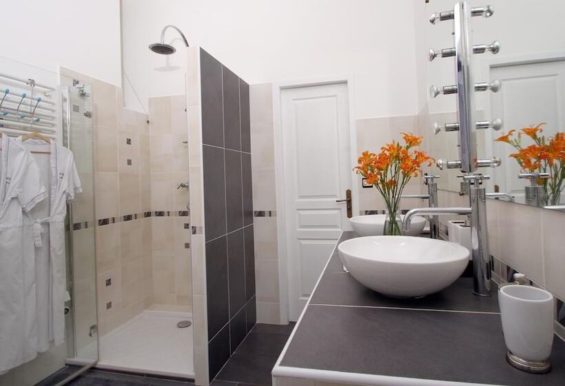 فندق Villa Aimée Luxury Apartments With Heated Pool